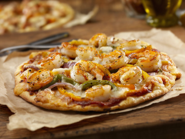 烤虾和烤辣椒披萨图片下载