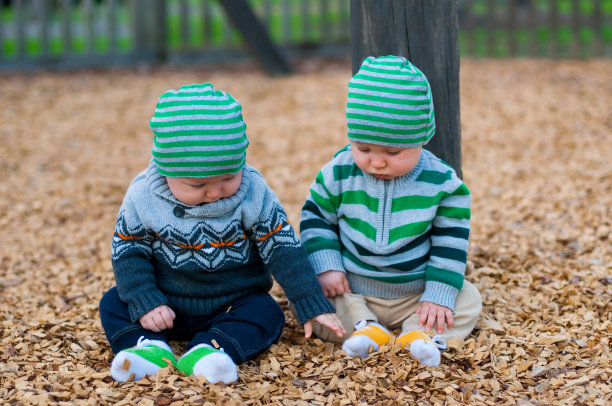 两个男孩玩图片下载