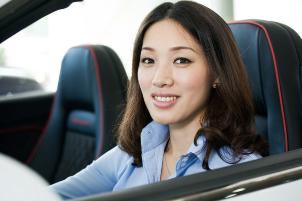 开车的女人图片下载