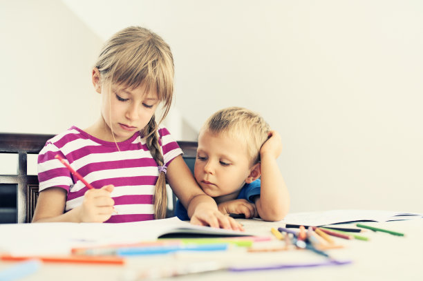 孩子们画画图片下载