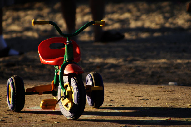 独自在公园里骑三轮车图片下载