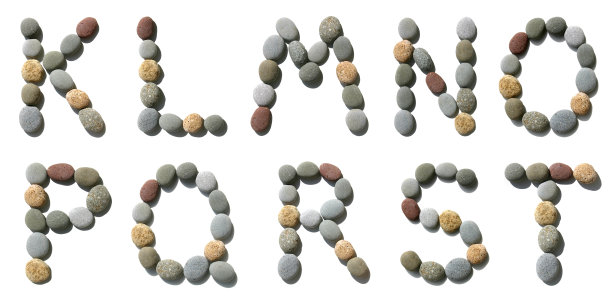 高分辨率的字母表由卵石- 2图片下载