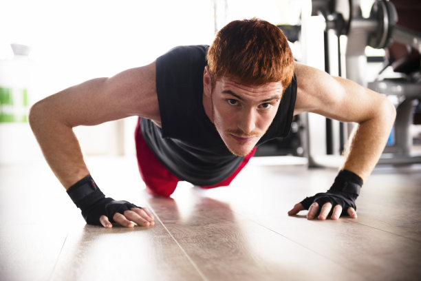 在健身房的地板上做俯卧撑图片下载