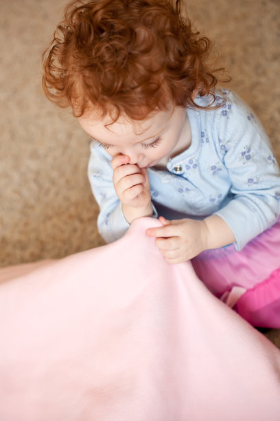 小女孩用毯子吸拇指图片下载