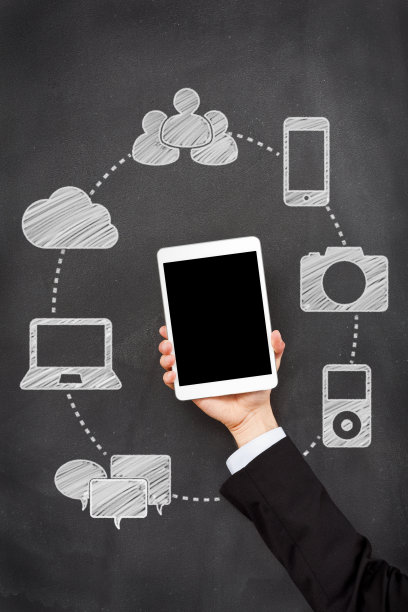 手持可用于多种技术的设备的手臂图片下载