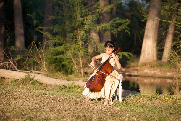 带着大提琴的小女孩在户外图片下载