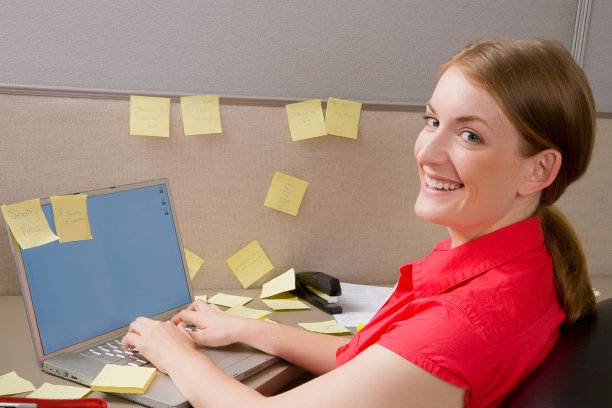 在小隔间里工作的女人图片下载