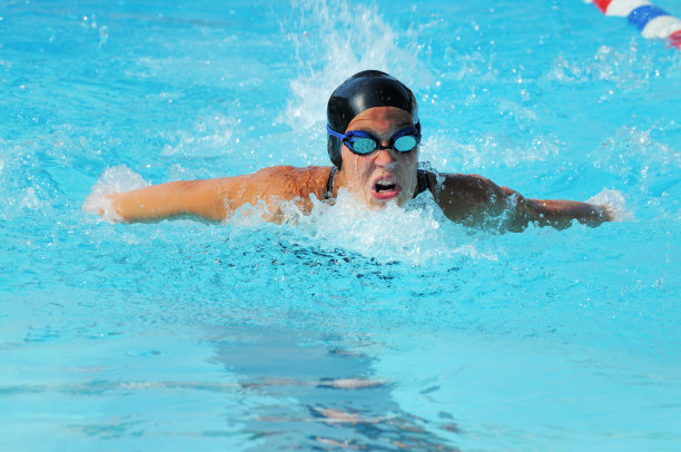 年轻的少女蝶泳运动员图片下载