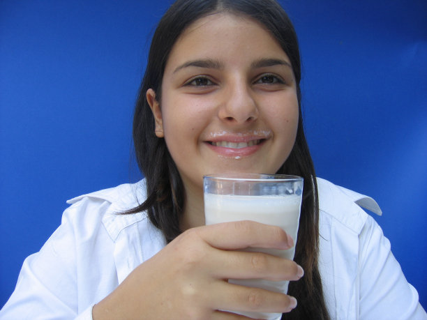 喝牛奶图片下载