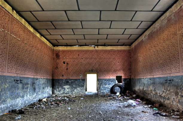 废弃的，旧的，肮脏的和毁坏的教室图片下载