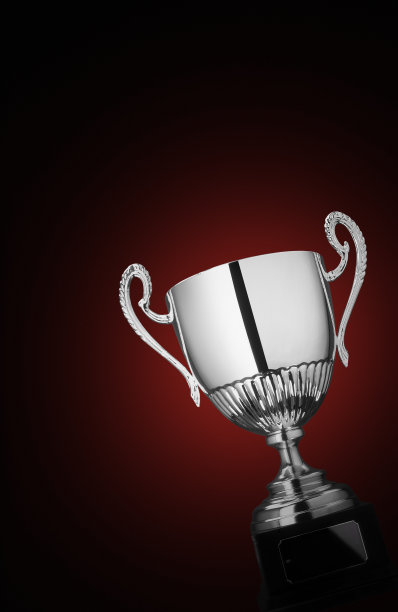 银杯在红色背景与复制空间图片下载