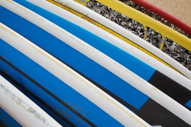 夏威夷海滩上的彩色冲浪板图片下载