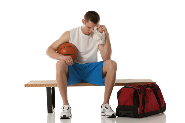 篮球运动员在锻炼后擦脸图片下载