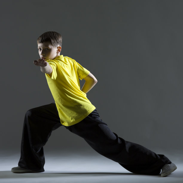 年轻的男孩在功夫的战斗位置图片下载