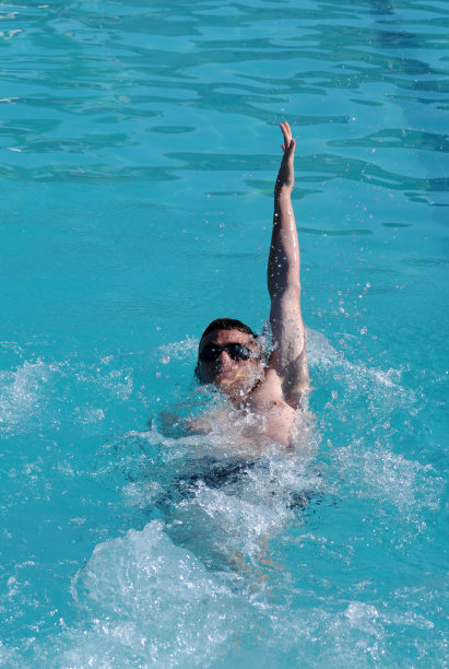 年轻男子仰泳图片下载