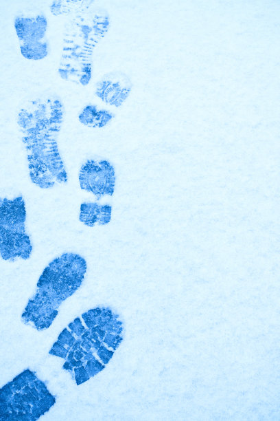 雪地里的脚印图片下载