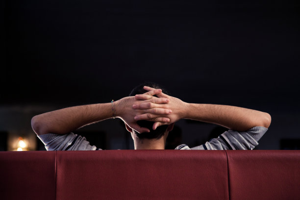 男人在沙发上放松地看电视图片下载