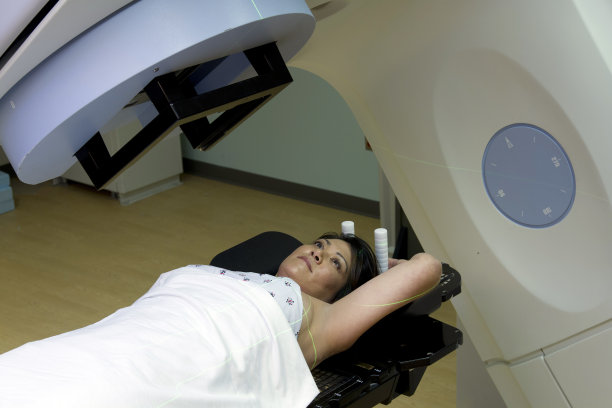 一名妇女躺在放射治疗机里接受乳腺癌治疗图片下载