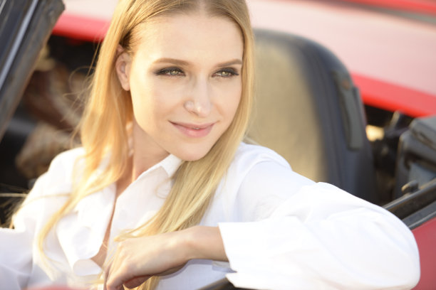 开敞篷车的漂亮女人图片下载