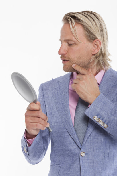 现代人正在检查自己的皮肤图片下载