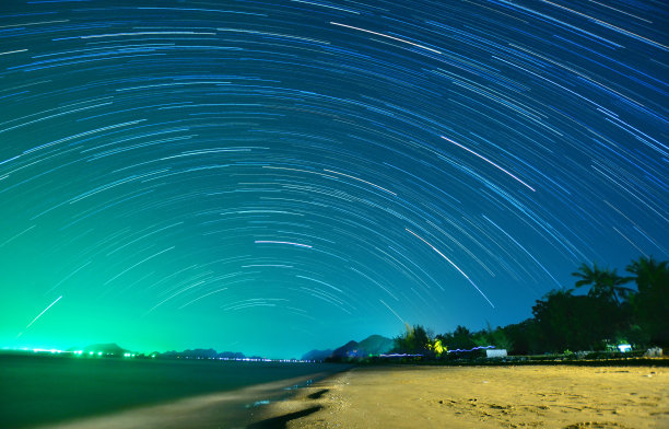 美丽的热带海滩上的星空图片下载