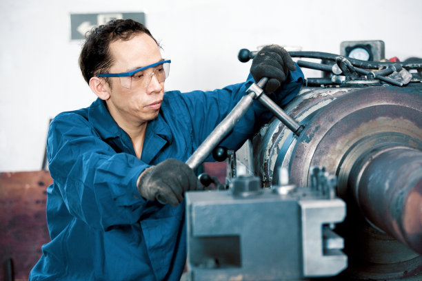 工业机械师在虎钳上工作图片下载