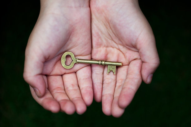 手握成功的钥匙图片下载