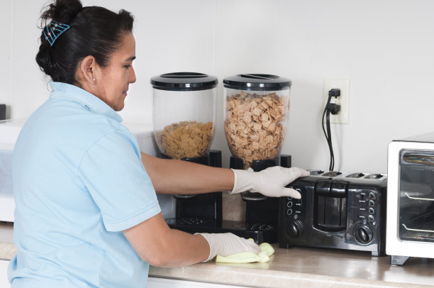 打扫自助餐厅的女人素材图片