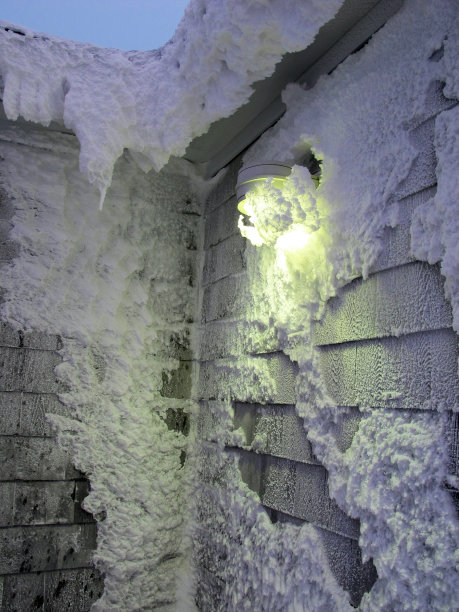 大炮山顶上的冷建筑墙图片下载