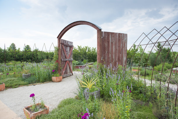 谷仓门的大拱门通向花园图片下载