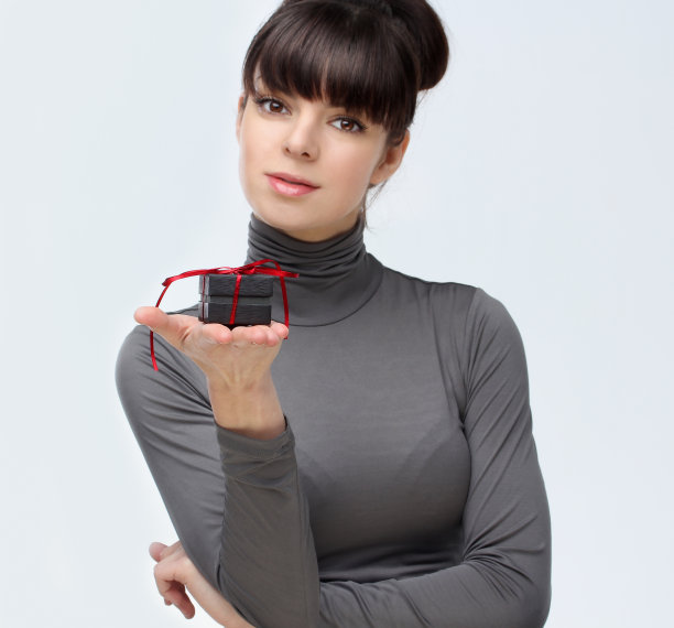 年轻女子赠送礼盒。有选择性的重点图片下载
