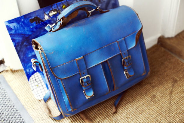 蓝色旧书包图片下载