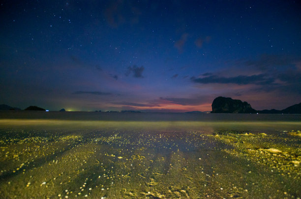 美丽的热带海滩上的星空图片下载