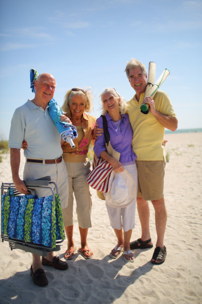 两对老年夫妇在海滩度假的照片图片下载