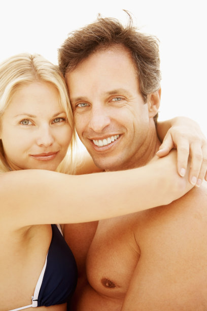 一对情侣互相拥抱的照片图片下载