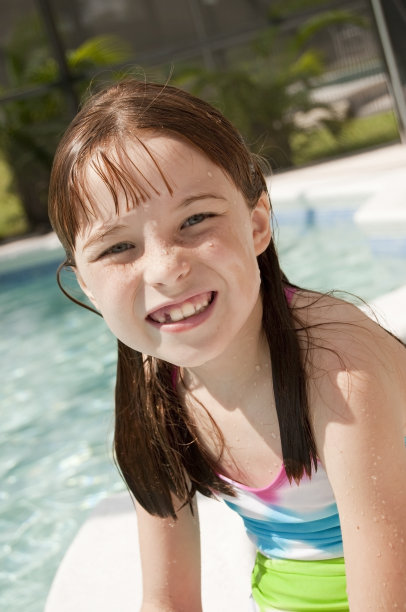 游泳池里的可爱小女孩图片下载