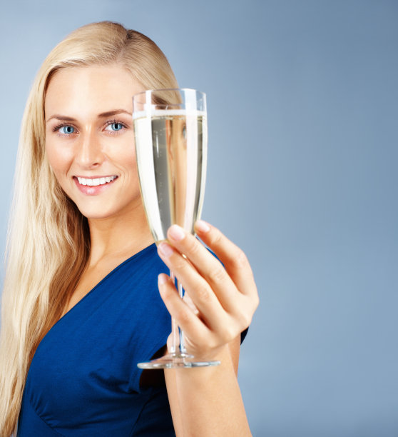 美丽的女孩在有色背景下给你一杯饮料图片下载