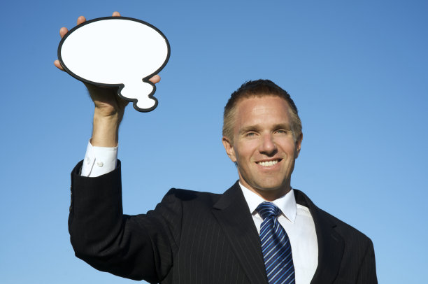 微笑的商人持有思想泡沫蓝天图片下载