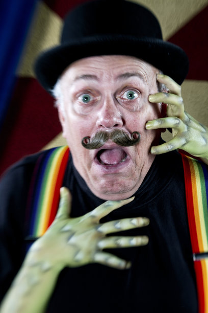 一个男人被新手抓住了图片下载