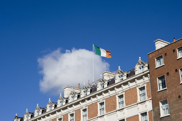 都柏林的爱尔兰国旗和建筑外墙图片下载