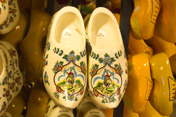 一双木鞋图片下载