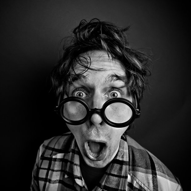 戴眼镜的疯子图片下载