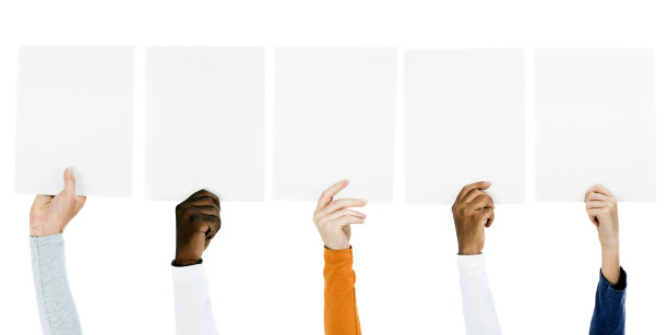 人们拿着空白的广告牌图片下载