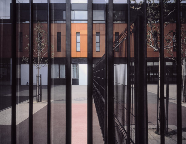 金属栅栏保护庭院和办公大楼图片下载