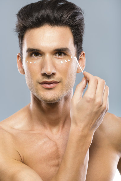 涂抹面霜的男人图片下载
