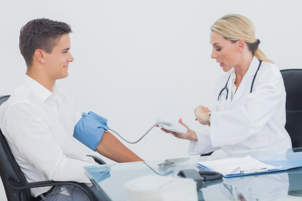 医生给病人检查血压图片下载