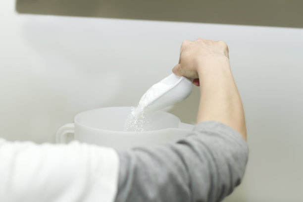 厨师将糖倒入容器中图片下载