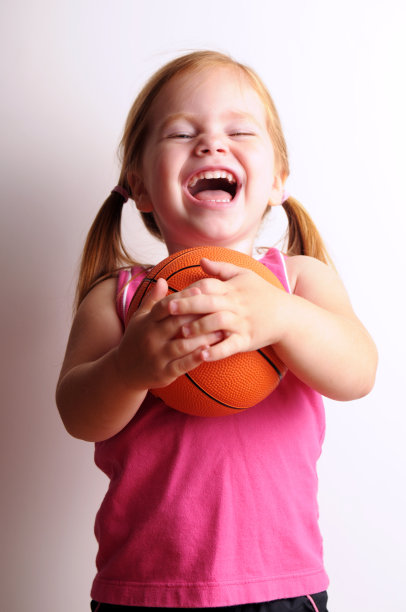 小女孩拿着篮球笑着图片下载