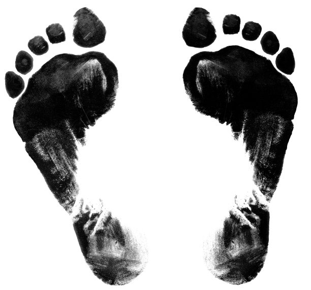 孩子的脚印用黑墨水写着。图片下载