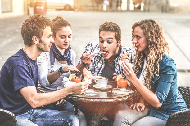 快乐的朋友在户外吃早餐图片下载